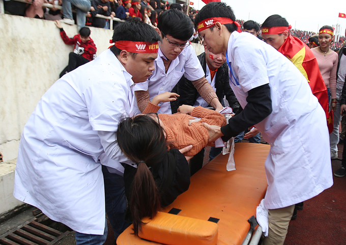 Sân Mỹ Đình quá tải trong trận chung kết, nhiều người bị thương